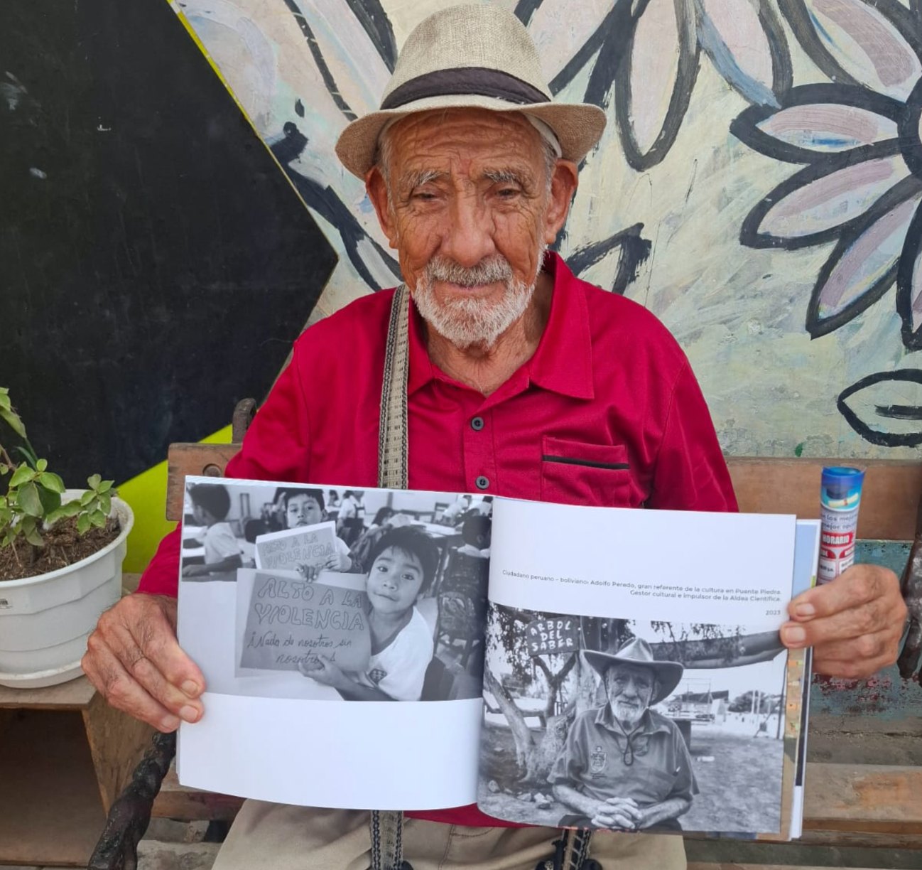 Maestro Adolfo Peredo muestra el libro Santa Rosa, Viva la comunidad